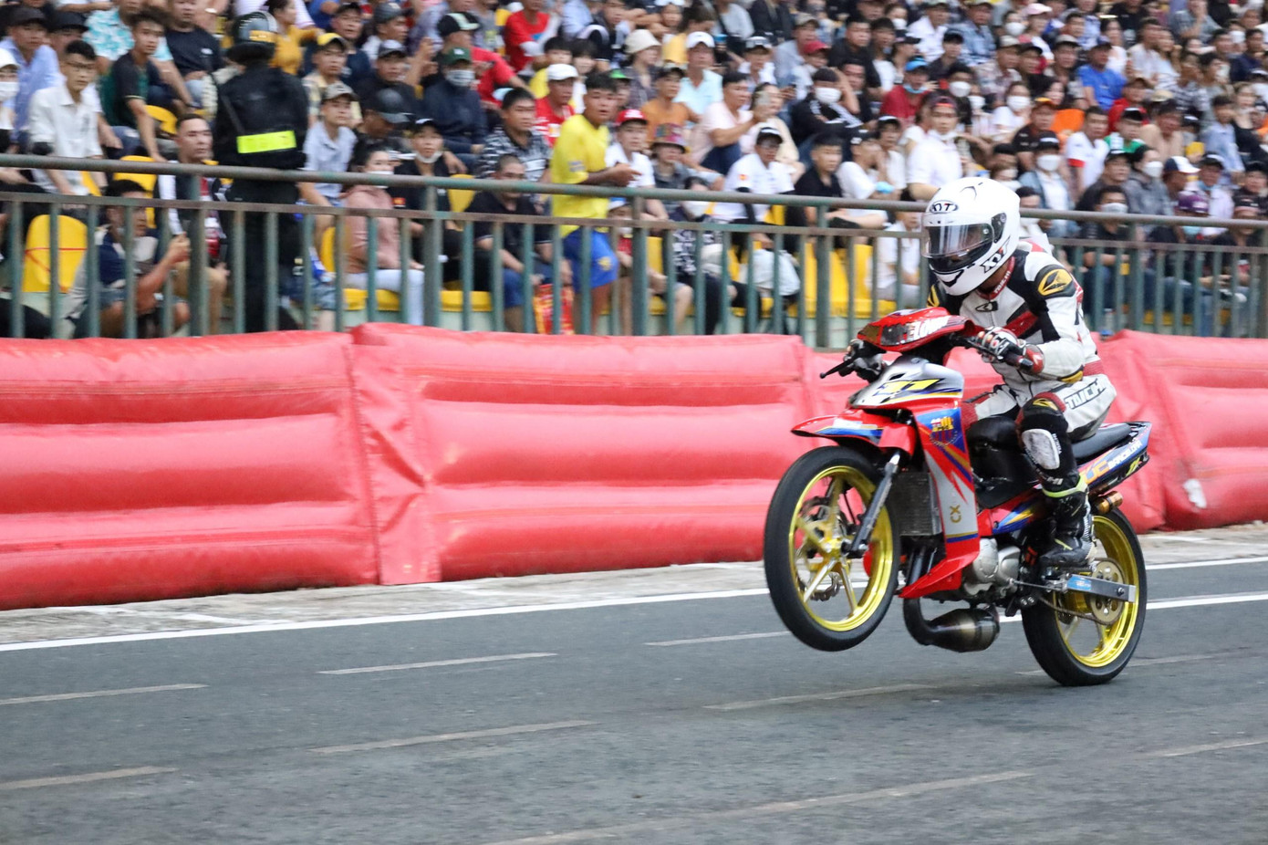 Các tay đua tranh tài quyết liệt. Các tay đua tranh tài quyết liệt.