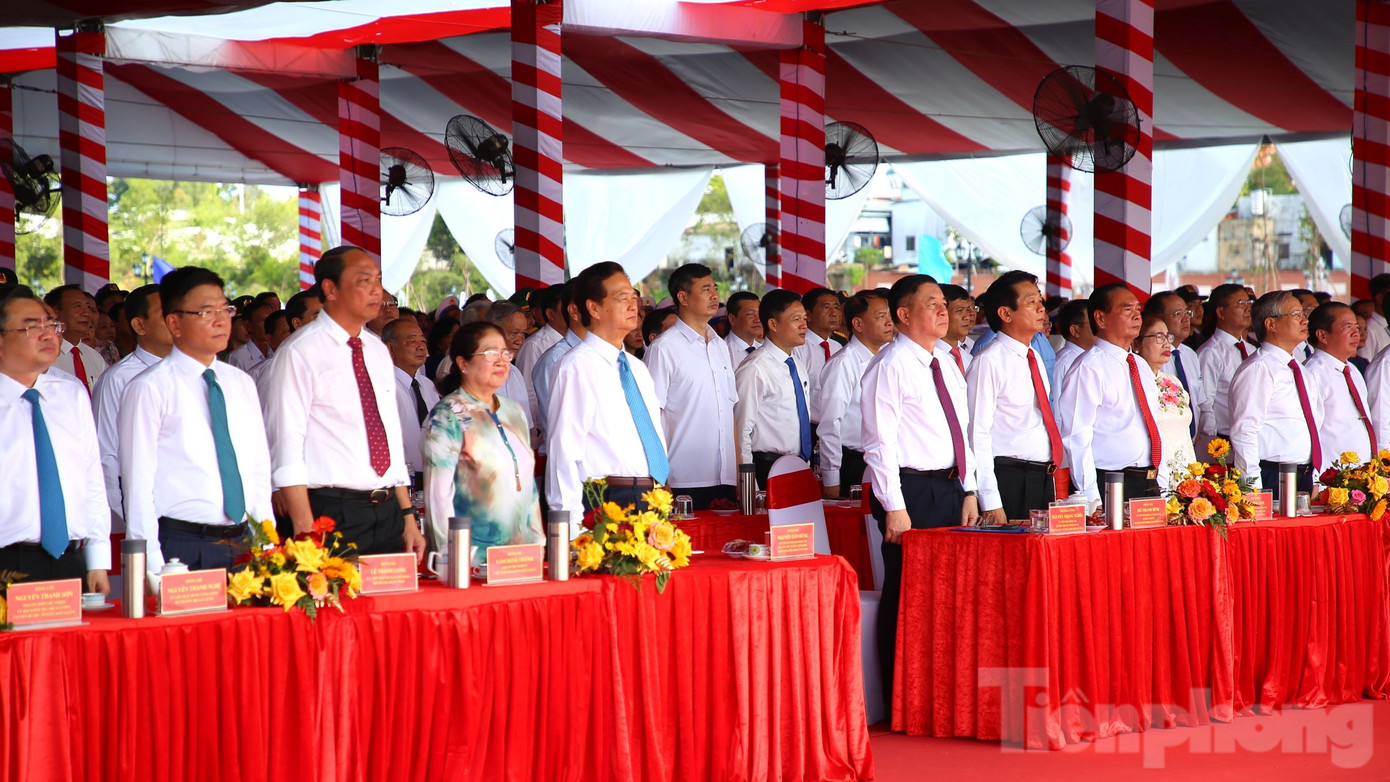 Lãnh đạo, nguyên lãnh đạo Đảng, Nhà nước đến dự lễ khánh thành.