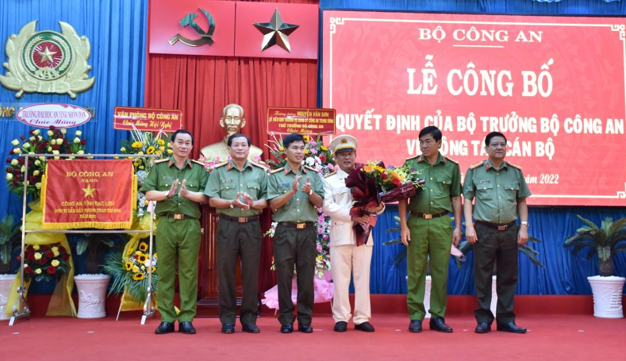 Ban Giám đốc Công an tỉnh Bạc Liêu tặng hoa chúc mừng Đại tá Lê Thanh Hùng. Ảnh: Trọng Nguyễn. Ban Giám đốc Công an tỉnh Bạc Liêu tặng hoa chúc mừng Đại tá Lê Thanh Hùng. Ảnh: Trọng Nguyễn.