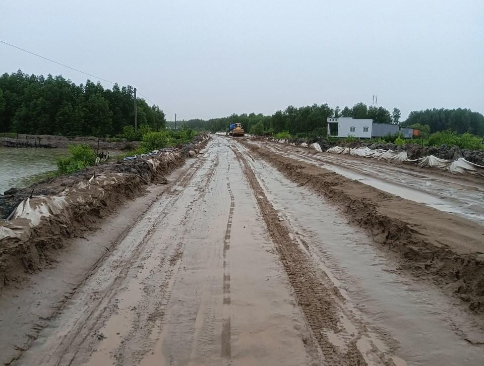 Một số phương tiện phải dừng lại cho khách xuống đi bộ. Nhiều xe máy rất vất vả khi vượt qua đoạn đường này do trơn trượt, thậm chí có những phương tiện té ngã.