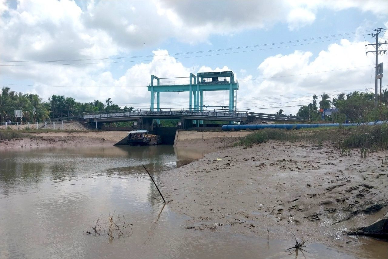 Cống Bà Xẩm tại xã Long Đức, huyện Long Phú, tỉnh Sóc Trăng đã đóng để ngăn mặn.