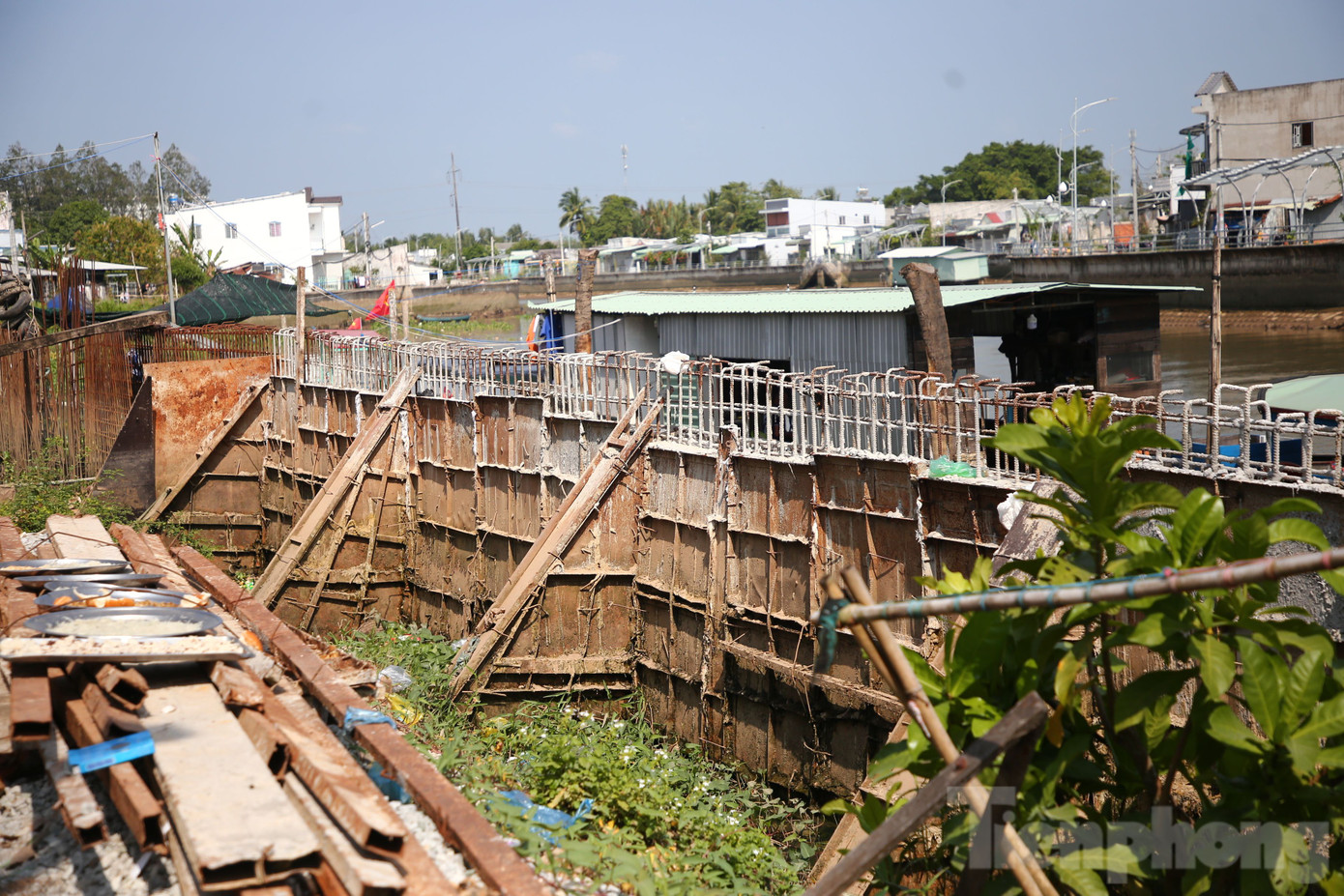 Ông Phạm Thanh Tùng - ngụ khu vực 6, phường An Bình, quận Ninh Kiều phản ánh: "Dự án tạm ngưng nhiều tháng nay. Người dân chúng tôi mong muốn công trình này sớm hoàn thành để thuận tiện cho việc đi lại. Hiện một số chỗ thiếu biển cảnh báo, tiềm ẩn nguy cơ tai nạn cho người tham gia giao thông, nhất là vào ban đêm".