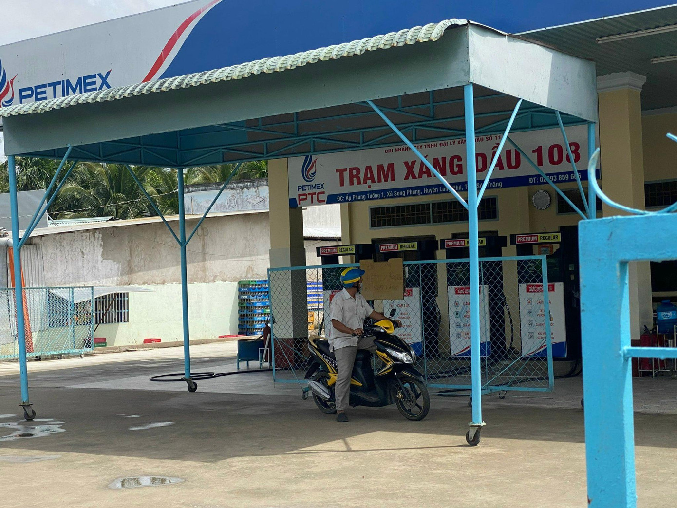 Ngày 29/8, theo ghi nhận của phóng viên Tiền Phong, dọc tuyến lộ Nam Sông Hậu (thuộc địa bàn huyện Long Phú, tỉnh Sóc Trăng), có rất nhiều cửa hàng xăng dầu treo bảng hết xăng. Cụ thể, tại trạm xăng dầu 108 (ấp Phụng Tường, xã Song Phụng, huyện Phong Phú), trong khoảng 15 phút có hơn 10 lượt khách hàng chạy xe vào đổ xăng nhưng đành quay ra vì cửa hàng đóng cửa.