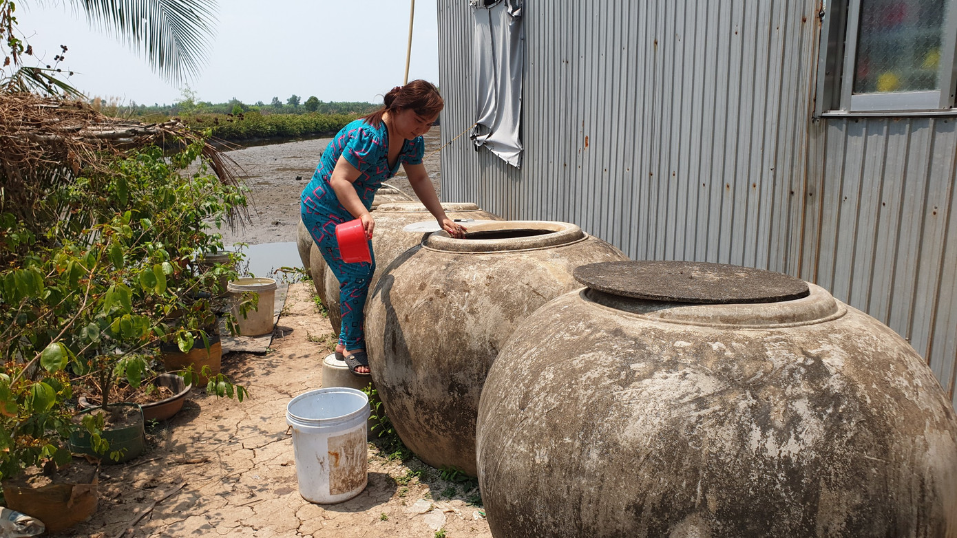 Người dân trữ nước ngọt trong lu, khạp dùng trong sinh hoạt. Ảnh: Tân Lộc.