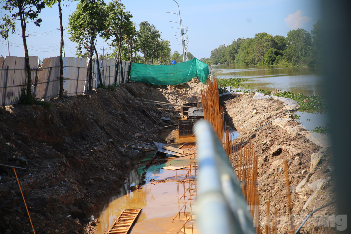 Quá trình triển khai khắc phục sạt lở bờ kè mới xây tiến độ chậm so với dự kiến và cam kết của nhà thầu. Quá trình triển khai khắc phục sạt lở bờ kè mới xây tiến độ chậm so với dự kiến và cam kết của nhà thầu.