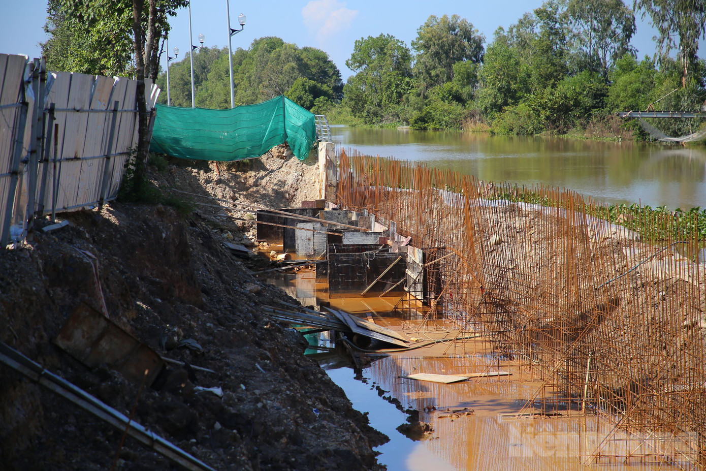 Bờ kè trên gặp sự cố 3 lần trong quá trình thi công đến hoàn thành, đưa vào sử dụng. Ảnh: Nhật Huy. Bờ kè trên gặp sự cố 3 lần trong quá trình thi công đến hoàn thành, đưa vào sử dụng. Ảnh: Nhật Huy.