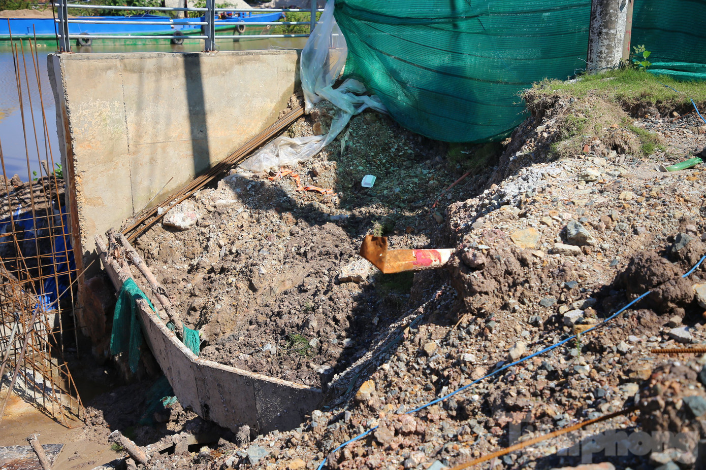 Bờ kè sạt lở 70m thiệt hại khoảng 300 triệu đồng. Bờ kè sạt lở 70m thiệt hại khoảng 300 triệu đồng.