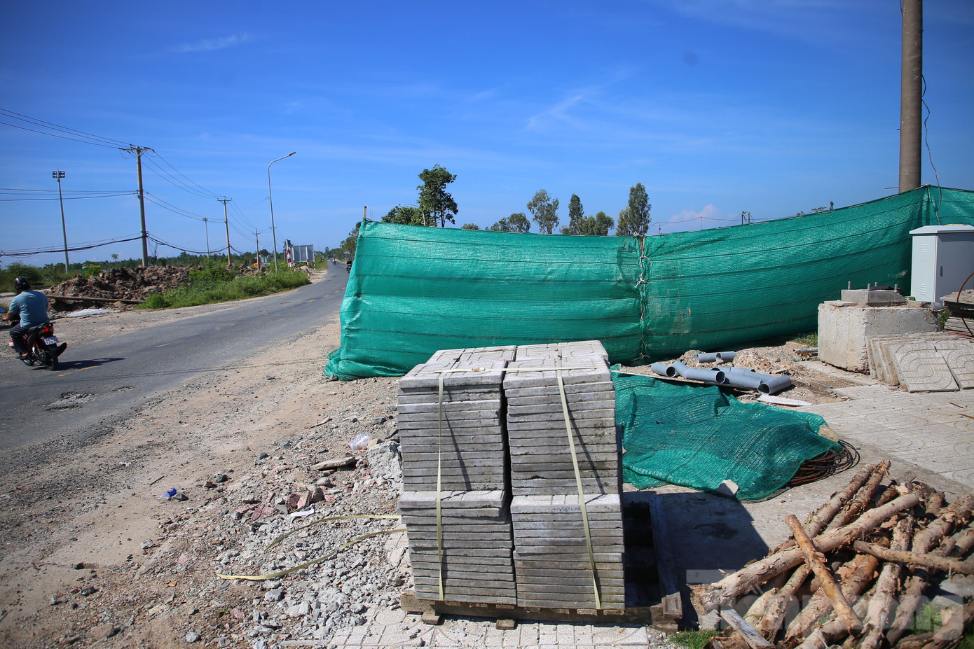 Việc lát gạch sụp lún trên tuyến kè (sụp lún tự nhiên) hiện nay nhà thầu đang thi công, khối lượng đạt 70%; phần còn lại sẽ hoàn thành trong thời gian sớm nhất. Việc lát gạch sụp lún trên tuyến kè (sụp lún tự nhiên) hiện nay nhà thầu đang thi công, khối lượng đạt 70%; phần còn lại sẽ hoàn thành trong thời gian sớm nhất.