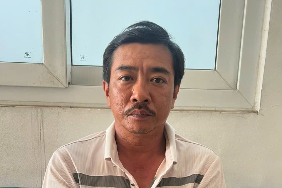 Nguyễn Tấn Đạt tại cơ quan công an.