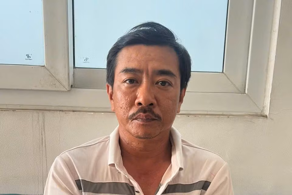 Nguyễn Tấn Đạt tại cơ quan công an. Nguyễn Tấn Đạt tại cơ quan công an.