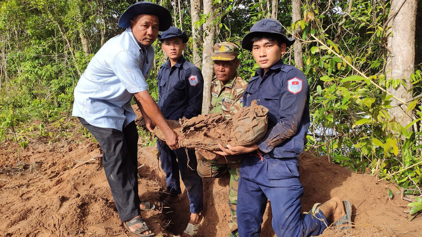 Đội K92 tỉnh Kiên Giang tìm kiếm, cất bốc hài cốt liệt sĩ quân tình nguyện Việt Nam trên đất bạn Campuchia. Ảnh: Phương Vũ. Đội K92 tỉnh Kiên Giang tìm kiếm, cất bốc hài cốt liệt sĩ quân tình nguyện Việt Nam trên đất bạn Campuchia. Ảnh: Phương Vũ.