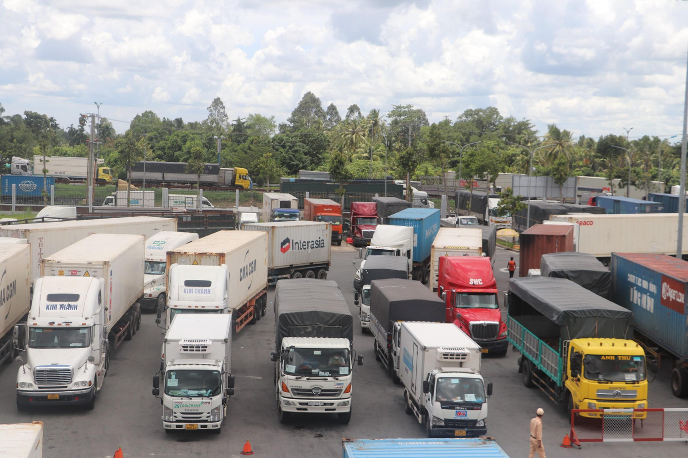 Nhiều xe tải, xe container bị kẹt tại điểm tập kết hàng hoá. Nhiều xe tải, xe container bị kẹt tại điểm tập kết hàng hoá.