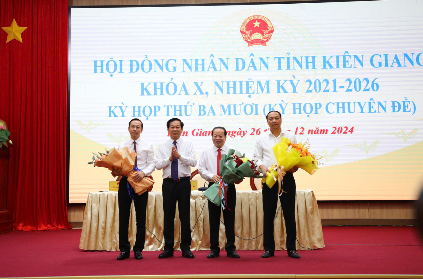 Bí thư Tỉnh uỷ Kiên Giang - Đỗ Thanh Bình (thứ 2 từ trái sang) tặng hoa chúc mừng các đồng chí vừa được bổ nhiệm, miễn nhiệm gồm: Ông Nguyễn Thanh Nhàn (ngoài cùng bên trái), ông Mai Văn Huỳnh (thứ 3 từ trái sang) và ông Lâm Minh Thành (ngoài cùng bên phải). Bí thư Tỉnh uỷ Kiên Giang - Đỗ Thanh Bình (thứ 2 từ trái sang) tặng hoa chúc mừng các đồng chí vừa được bổ nhiệm, miễn nhiệm gồm: Ông Nguyễn Thanh Nhàn (ngoài cùng bên trái), ông Mai Văn Huỳnh (thứ 3 từ trái sang) và ông Lâm Minh Thành (ngoài cùng bên phải).