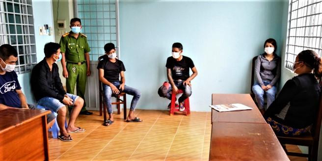 Nhóm người tụ tập ăn nhậu giữa lúc giãn cách xã hội tại cơ quan công an. Nhóm người tụ tập ăn nhậu giữa lúc giãn cách xã hội tại cơ quan công an.