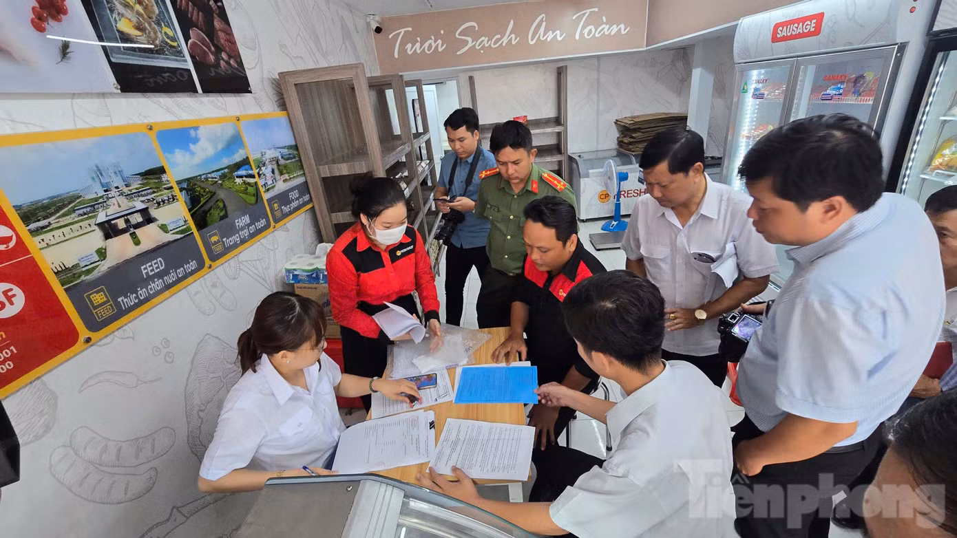 Đoàn liên ngành kiểm tra cửa hàng Fresh Shop ở huyện Mỹ Xuyên, tỉnh Sóc Trăng. Ảnh: Nhật Huy.