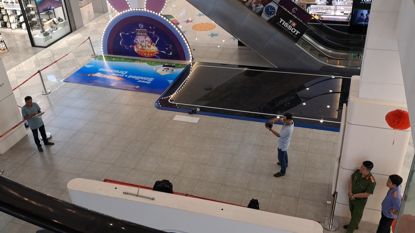 Lực lượng chức năng khám nghiệm hiện trường. Lực lượng chức năng khám nghiệm hiện trường.