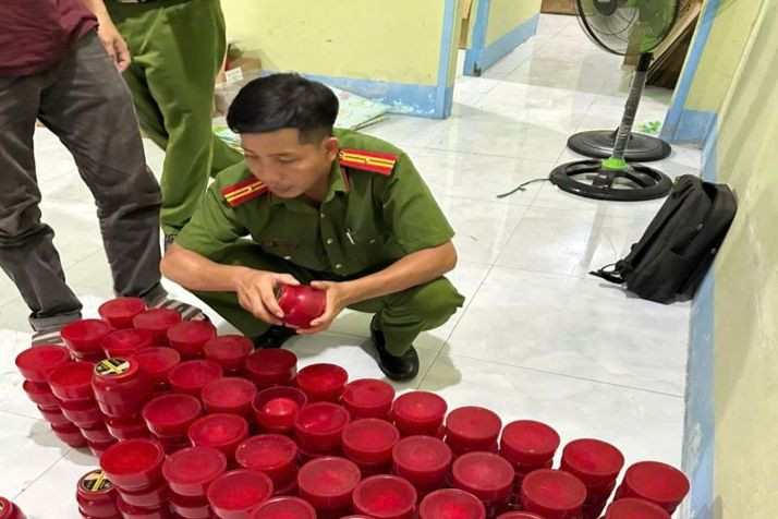 Lực lượng Công an kiểm đếm số tang vật vi phạm nghi mỹ phẩm giả.