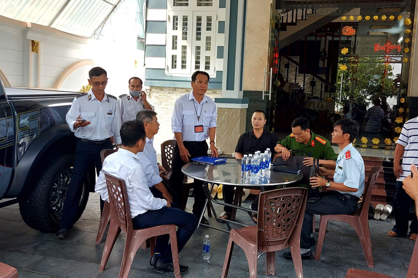 Đoàn làm việc với đại diện chủ cơ sở giết mổ.