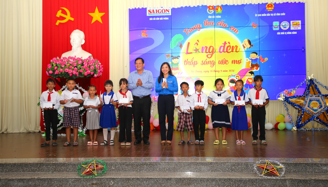 Ông Dương Sà Kha - Bí thư Thị uỷ Vĩnh Châu và chị Triệu Thị Ngọc Diễm - Bí thư Tỉnh Đoàn Sóc Trăng trao học bổng cho các em học sinh. Ảnh: Nhật Huy Ông Dương Sà Kha - Bí thư Thị uỷ Vĩnh Châu và chị Triệu Thị Ngọc Diễm - Bí thư Tỉnh Đoàn Sóc Trăng trao học bổng cho các em học sinh. Ảnh: Nhật Huy