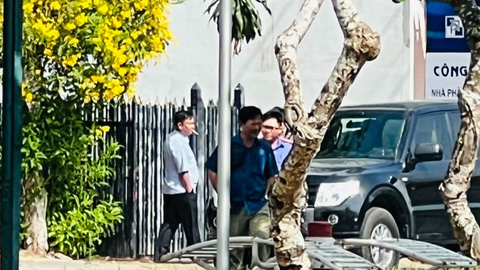 Cơ quan chức năng khám xét nhà ông Huỳnh Lê Phong, nguyên trưởng phòng tài nguyên và môi trường TP Long Xuyên. Ảnh: CTV. Cơ quan chức năng khám xét nhà ông Huỳnh Lê Phong, nguyên trưởng phòng tài nguyên và môi trường TP Long Xuyên. Ảnh: CTV.