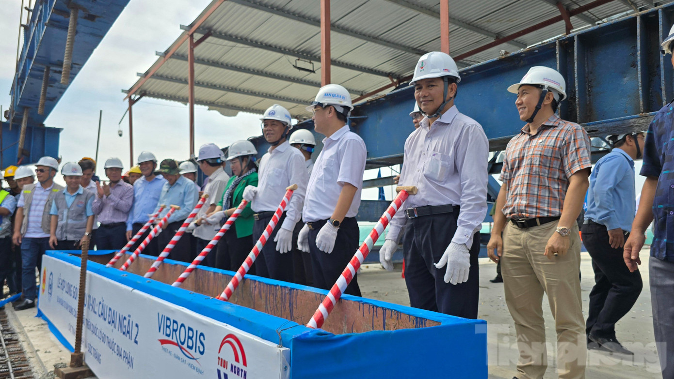 Các đại biểu thực hiện nghi thức hợp long. Các đại biểu thực hiện nghi thức hợp long.