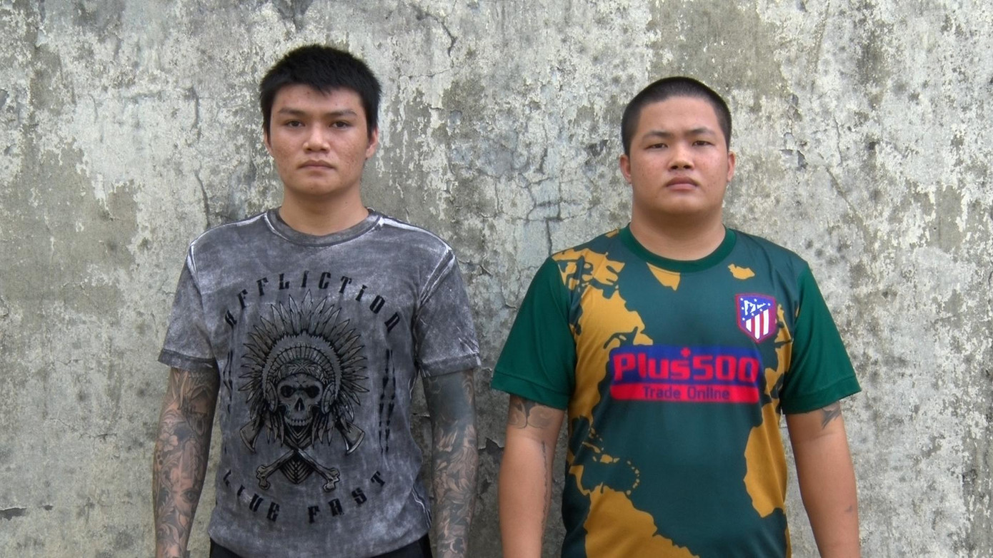 Quốc và Sơn tại cơ quan công an. Ảnh: Tiến Dũng.