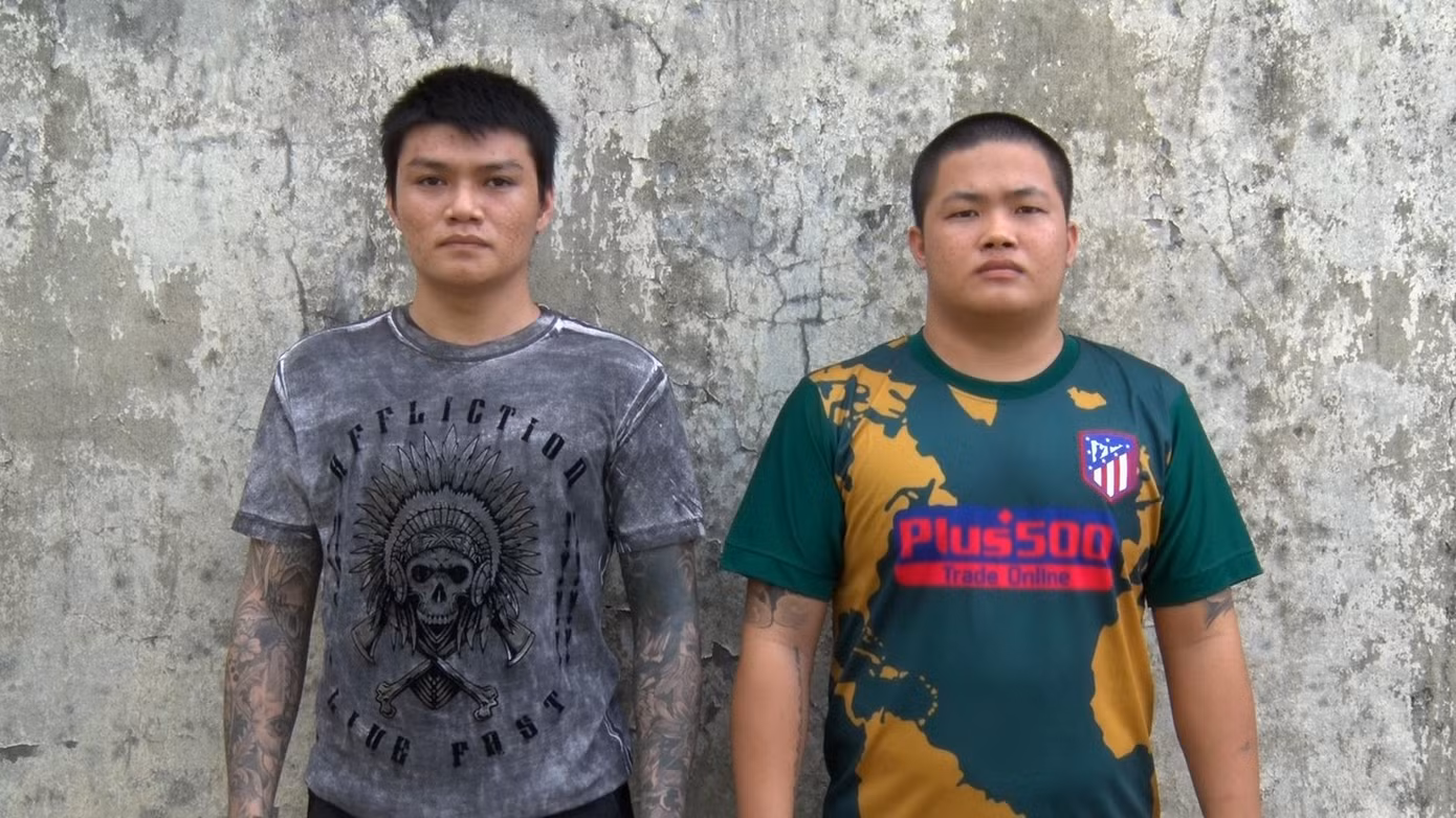 Quốc và Sơn tại cơ quan công an. Ảnh: Tiến Dũng.
