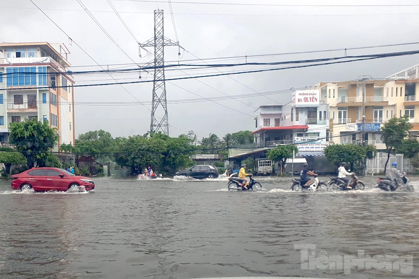 Nhiều tuyến đường ở TP. Rạch Giá ngập sau cơn mưa kéo dài. Nhiều tuyến đường ở TP. Rạch Giá ngập sau cơn mưa kéo dài.