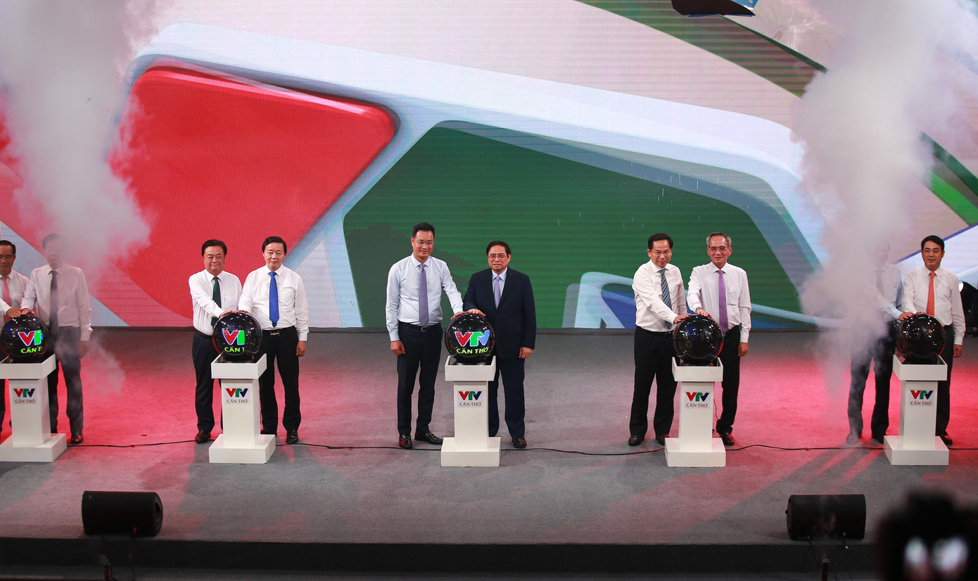 Thủ tướng Chính phủ Phạm Minh Chính và các đại biểu thực hiện nghi thức ra mắt Kênh Truyền hình Quốc gia VTV Cần Thơ. Ảnh: Nhật Huy