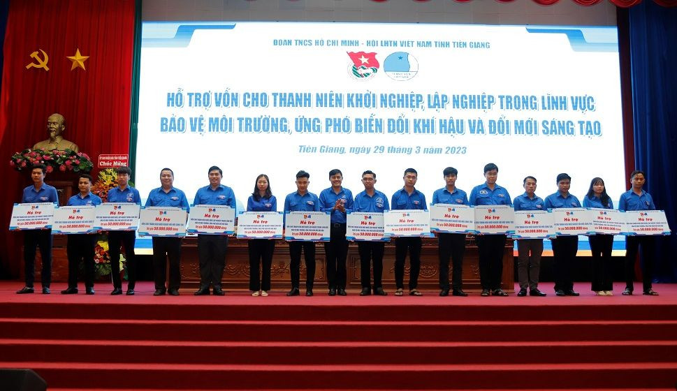 Trao hỗ trợ vốn cho thanh niên.