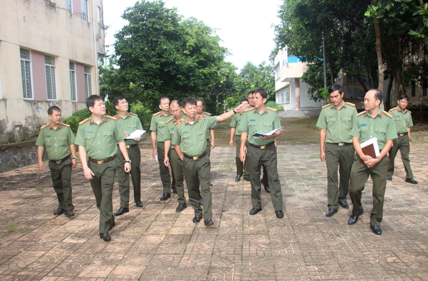 Thiếu tướng Huỳnh Việt Hòa khảo sát bố trí nơi ăn ở cho CBCS sau sáp nhập tại Trung tâm Huấn luyện và Bồi dưỡng nghiệp vụ Công an thành phố Cần Thơ (đường Nguyễn Văn Cừ). Thiếu tướng Huỳnh Việt Hòa khảo sát bố trí nơi ăn ở cho CBCS sau sáp nhập tại Trung tâm Huấn luyện và Bồi dưỡng nghiệp vụ Công an thành phố Cần Thơ (đường Nguyễn Văn Cừ).