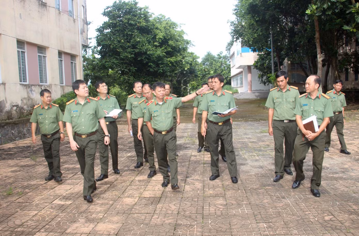 Thiếu tướng Huỳnh Việt Hòa khảo sát bố trí nơi ăn ở cho CBCS sau sáp nhập tại Trung tâm Huấn luyện và Bồi dưỡng nghiệp vụ Công an thành phố Cần Thơ (đường Nguyễn Văn Cừ). Thiếu tướng Huỳnh Việt Hòa khảo sát bố trí nơi ăn ở cho CBCS sau sáp nhập tại Trung tâm Huấn luyện và Bồi dưỡng nghiệp vụ Công an thành phố Cần Thơ (đường Nguyễn Văn Cừ).