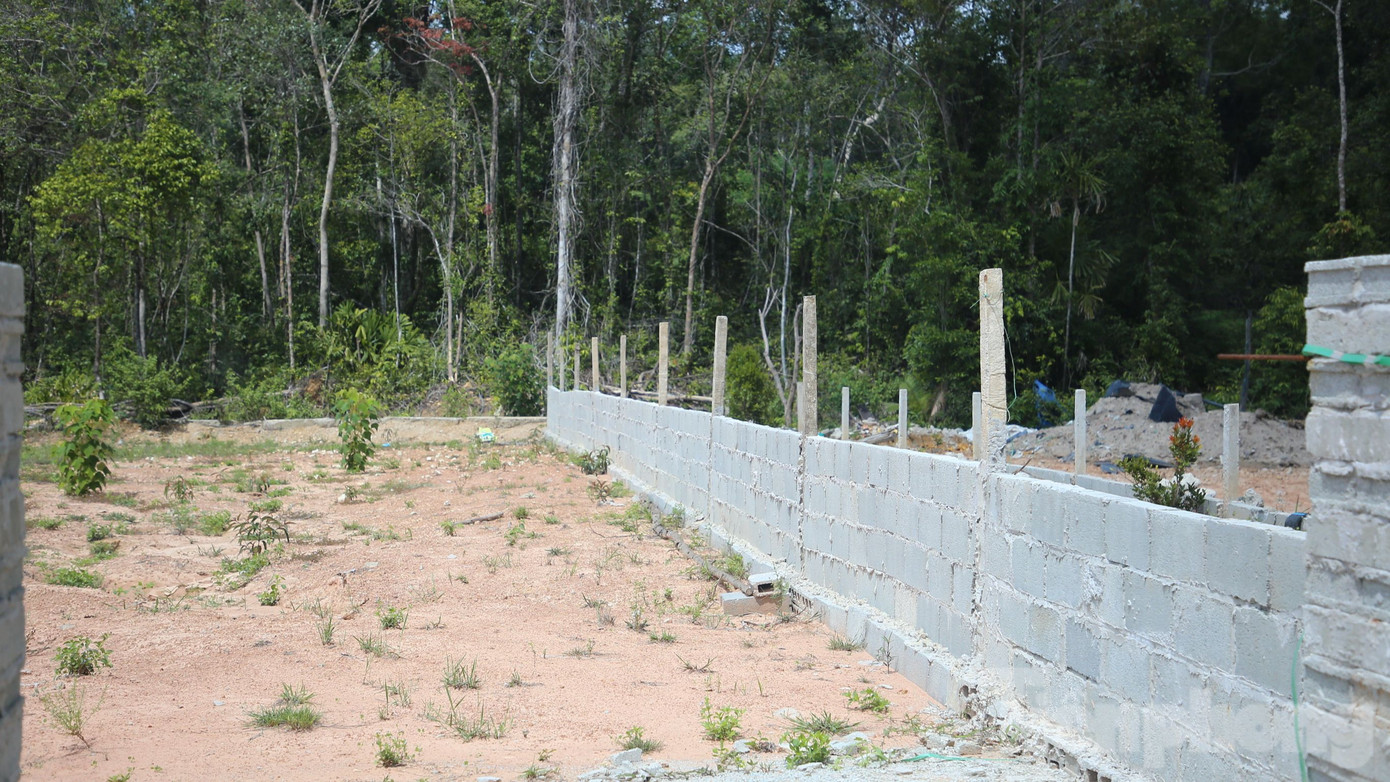 Ngày 21/5, PV Tiền Phong có mặt tại một trong những dự án phân lô bán nền không phép của Công ty LHĐ. Giám đốc công ty này và những người liên quan vừa bị Công an TP. Phú Quốc khởi tố, bắt tạm giam để điều tra về hành vi "lừa đảo chiếm đoạt tài sản".