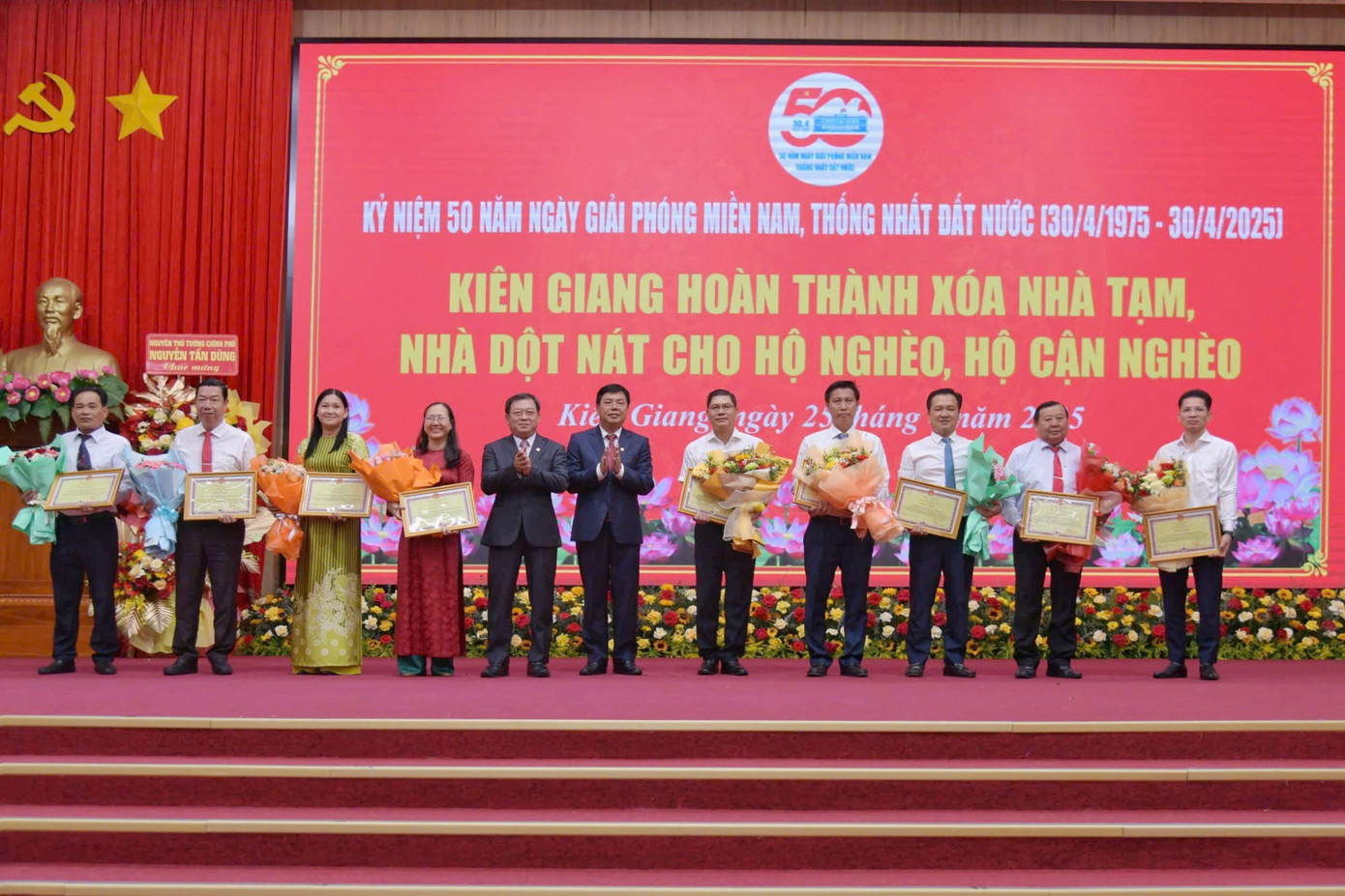 UBND tỉnh tặng bằng khen cho 10 tập thể có thành tích xuất sắc đóng góp trong Phong trào thi đua Chung tay xóa nhà tạm, nhà dột nát trên địa bàn tỉnh Kiên Giang năm 2025. UBND tỉnh tặng bằng khen cho 10 tập thể có thành tích xuất sắc đóng góp trong Phong trào thi đua Chung tay xóa nhà tạm, nhà dột nát trên địa bàn tỉnh Kiên Giang năm 2025.