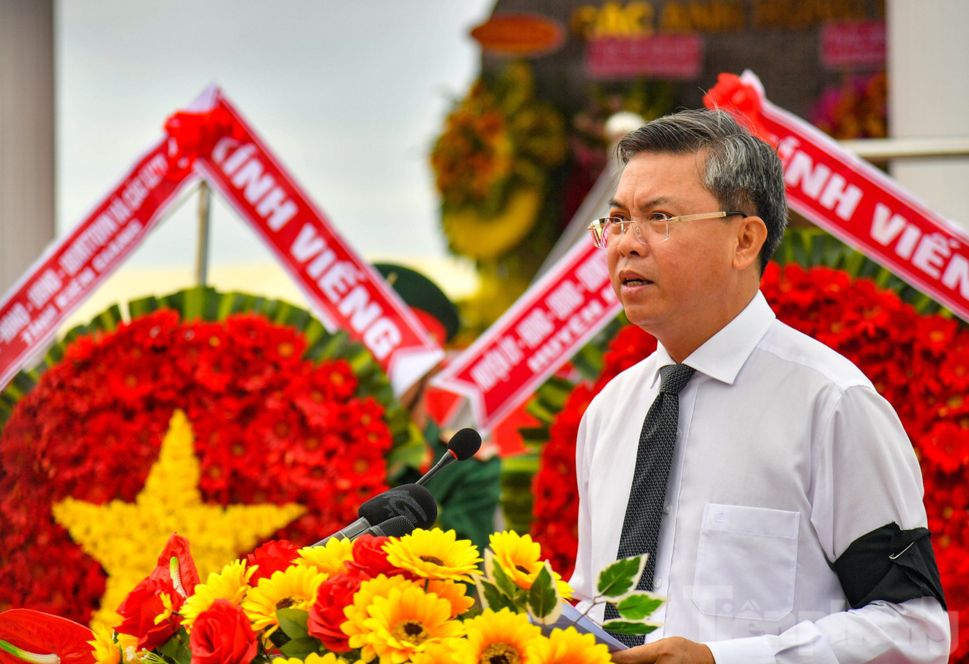 Sáng 27/7, Tỉnh ủy, HĐND, UBND, Ủy ban MTTQ Việt Nam tỉnh Kiên Giang tổ chức Lễ truy điệu, an táng 27 hài cốt liệt sĩ quân tình nguyện, chuyên gia Việt Nam hy sinh trong các thời kỳ chiến tranh tại Campuchia và hài cốt liệt sĩ hy sinh trong cuộc kháng chiến chống Mỹ cứu nước, chiến tranh bảo vệ Tổ quốc trên địa bàn tỉnh Kiên Giang. Tại Lễ truy điệu, ông Nguyễn Lưu Trung - Phó Chủ tịch UBND tỉnh Kiên Giang - cho biết, thấm nhuần tư tưởng “Quyết tử cho Tổ quốc quyết sinh”, “giúp bạn là tự giúp mình”, cán bộ, chiến sĩ quân tình nguyện và chuyên gia Việt Nam đã chiến đấu hy sinh tính mạng của mình giúp nhân dân Campuchia thoát khỏi họa diệt chủng và bảo vệ bình yên Tổ quốc Việt Nam xã hội chủ nghĩa. Trong ảnh: Phó Chủ tịch UBND tỉnh Kiên Giang Nguyễn Lưu Trung đọc điếu văn tại lễ truy điệu.