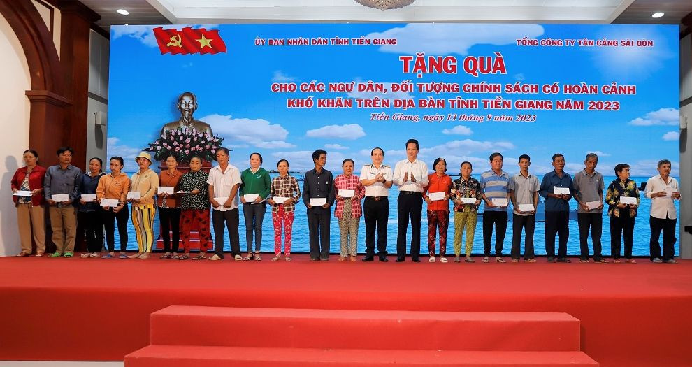 Phó Chủ tịch UBND tỉnh Tiền Giang Nguyễn Thành Diệu và Phó Tổng GĐ Tổng Công ty Tân Cảng Sài Gòn trao quà cho ngư dân. Ảnh: Xuân Uyên. Phó Chủ tịch UBND tỉnh Tiền Giang Nguyễn Thành Diệu và Phó Tổng GĐ Tổng Công ty Tân Cảng Sài Gòn trao quà cho ngư dân. Ảnh: Xuân Uyên.