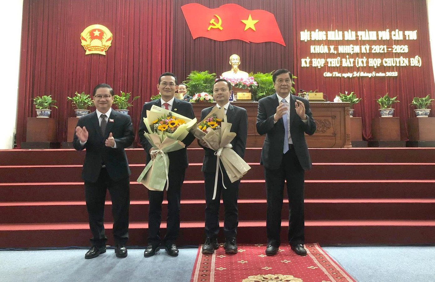 Ông Phạm Văn Hiểu - Chủ tịch HĐND (bìa phải) và ông Trần Việt Trường - Chủ tịch UBND TP Cần Thơ tặng hoa chúc mừng 2 ủy viên UBND TP vừa được bầu tại kỳ họp. Ảnh: N.N.