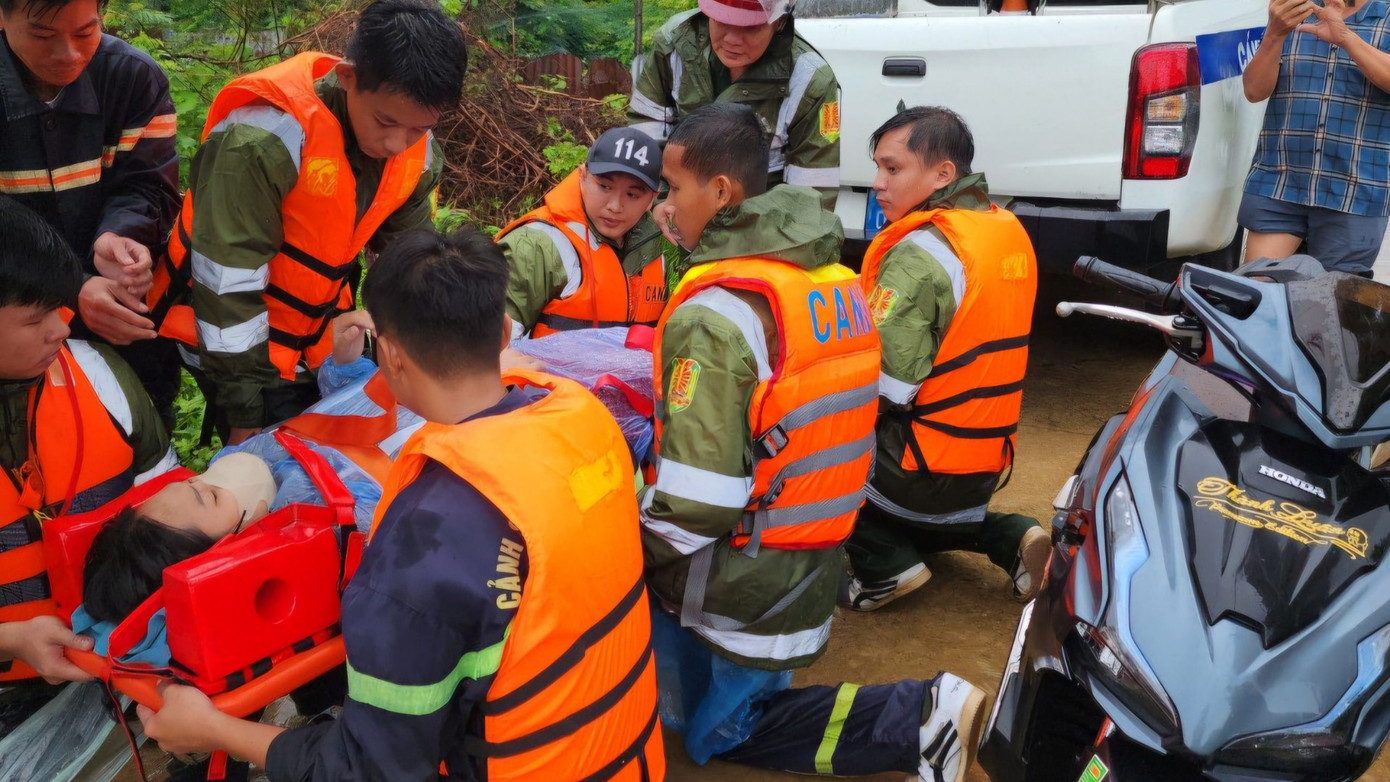 Công an TP. Phú Quốc đưa sản phụ mắc kẹt trong mưa lũ đến bệnh viện "vượt cạn" an toàn.