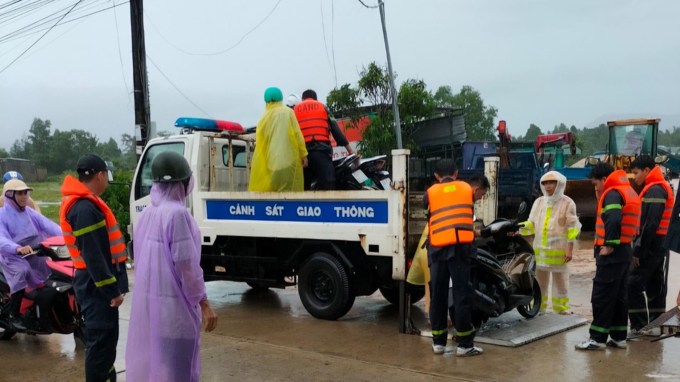 "Nhận được tin báo, cán bộ, chiến sĩ của đơn vị đã kịp thời sơ tán người già và trẻ nhỏ, di dời đồ đạc, gia súc của người dân đến nơi an toàn. Mặc dù đối mặt những nguy hiểm, nhưng với quyết tâm bảo vệ an toàn tính mạng cho nhân dân nên cán bộ, chiến sĩ đơn vị không quản ngày đêm thực hiện nhiệm vụ. Rất mừng, đến nay thiên tai không gây thiệt hại đến tính mạng người dân”, thượng tá Hải nói.