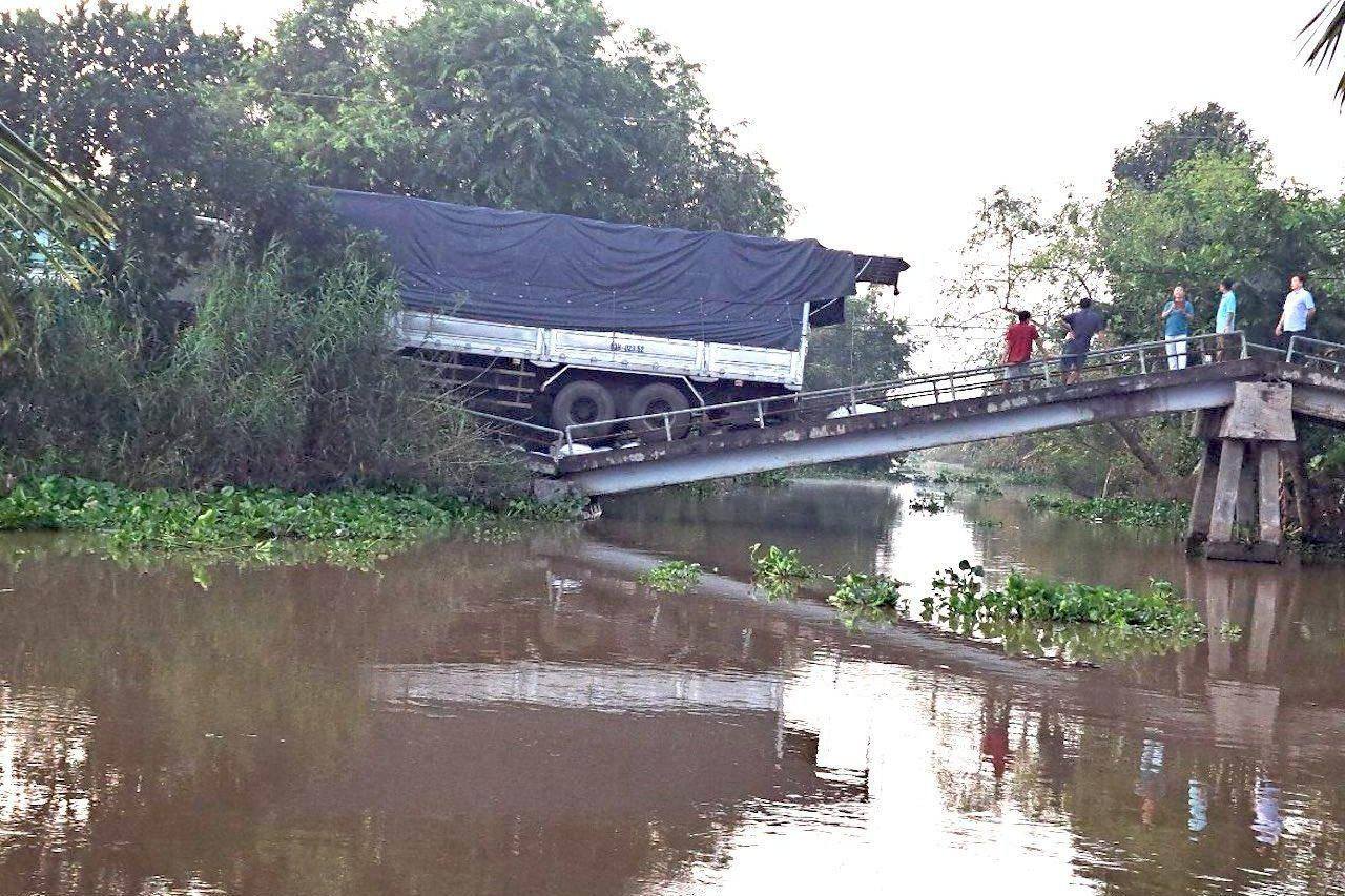 Hiện trường vụ sập cầu ở Đồng Tháp. Hiện trường vụ sập cầu ở Đồng Tháp.