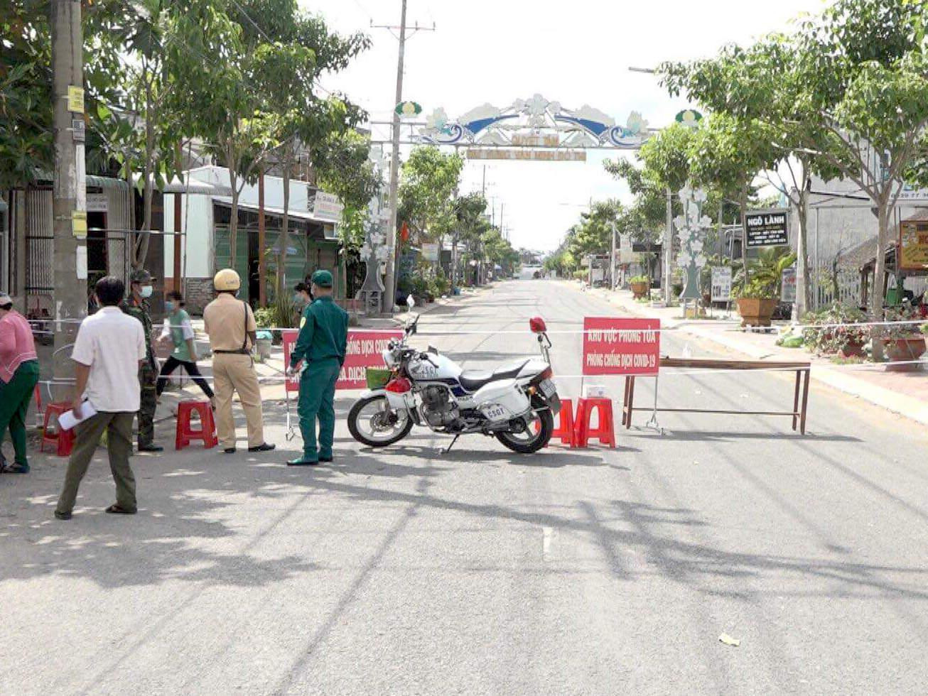 Ngành chức năng tỉnh Trà Vinh phong tỏa cách ly khóm 5 và 6 - thị trấn Cầu Kè.