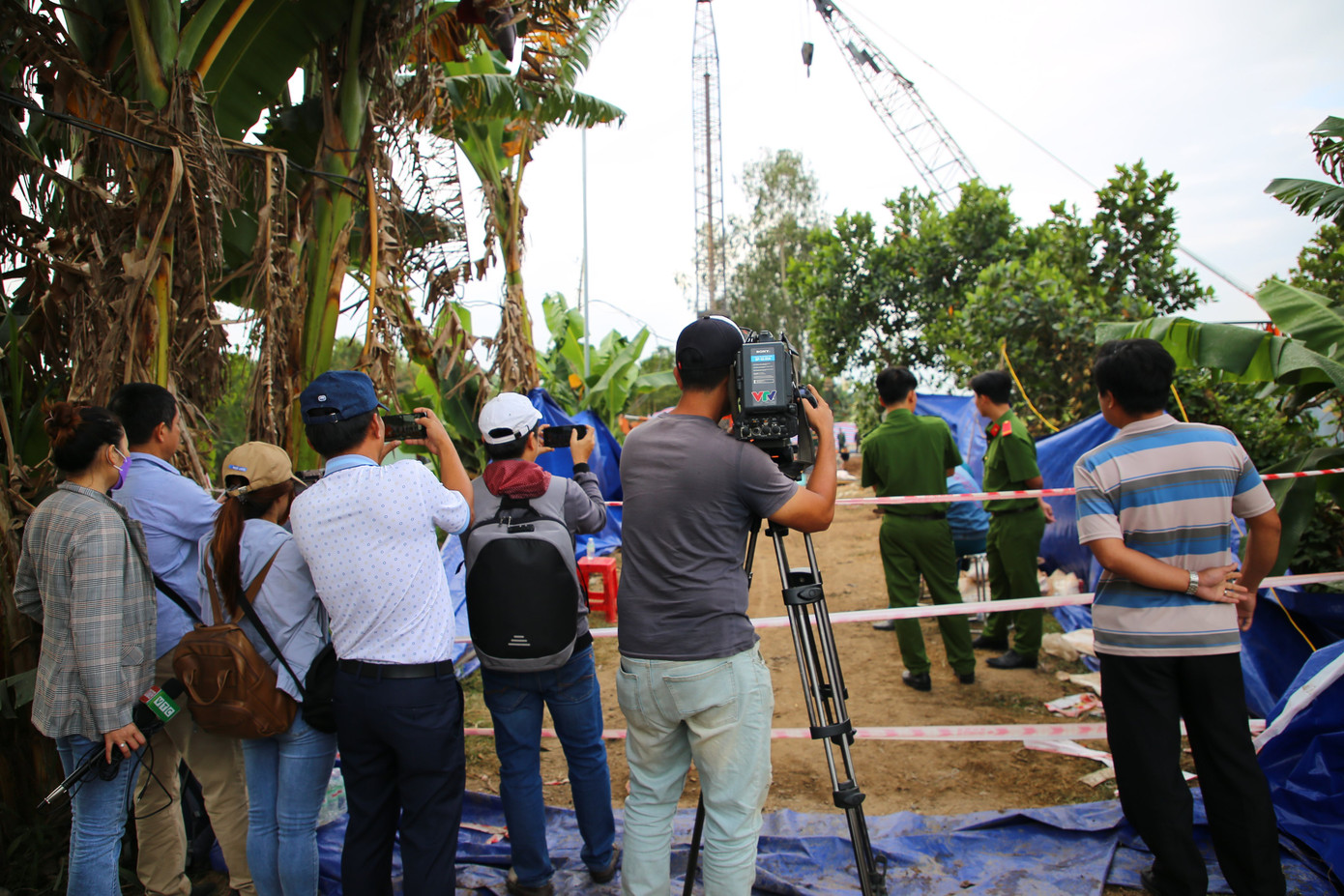 Báo chí chỉ được tác nghiệp từ xa, không thể tiếp cận hiện trường.