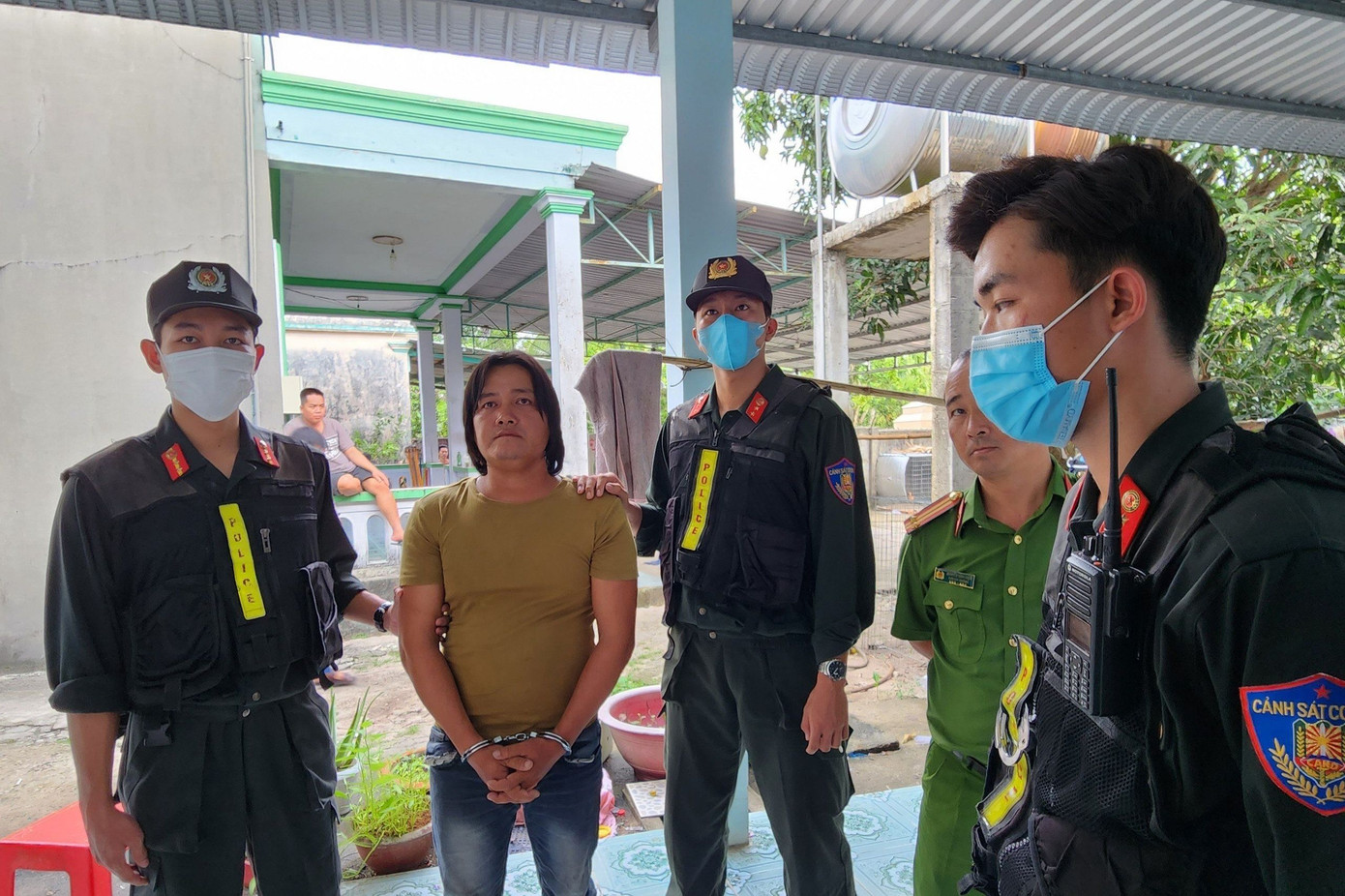 Văn Thế Sự (biệt danh “Cọp Bãi Bổn”) bị bắt giữ. Văn Thế Sự (biệt danh “Cọp Bãi Bổn”) bị bắt giữ.