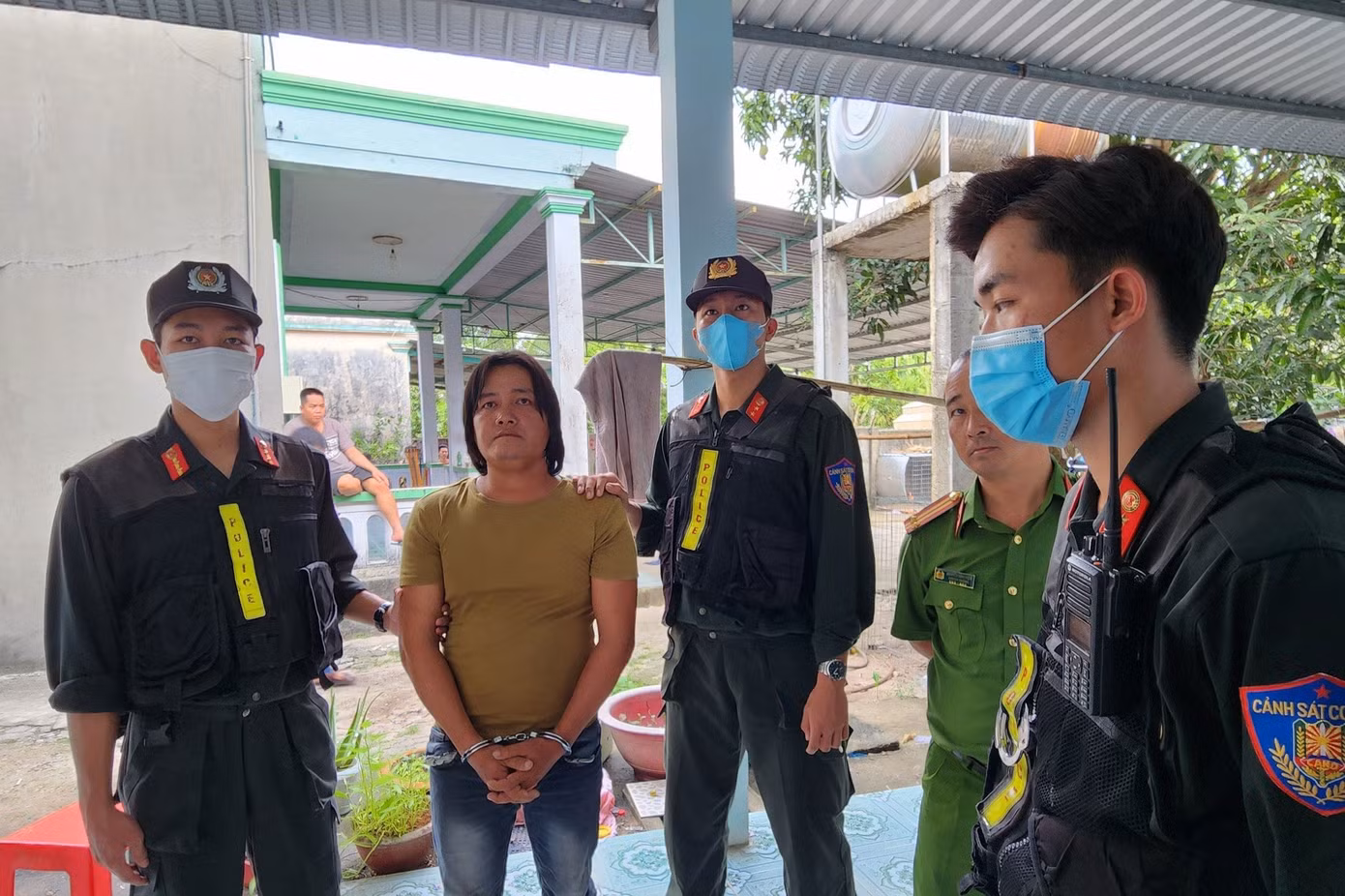 Văn Thế Sự (biệt danh “Cọp Bãi Bổn”) bị bắt giữ. Văn Thế Sự (biệt danh “Cọp Bãi Bổn”) bị bắt giữ.