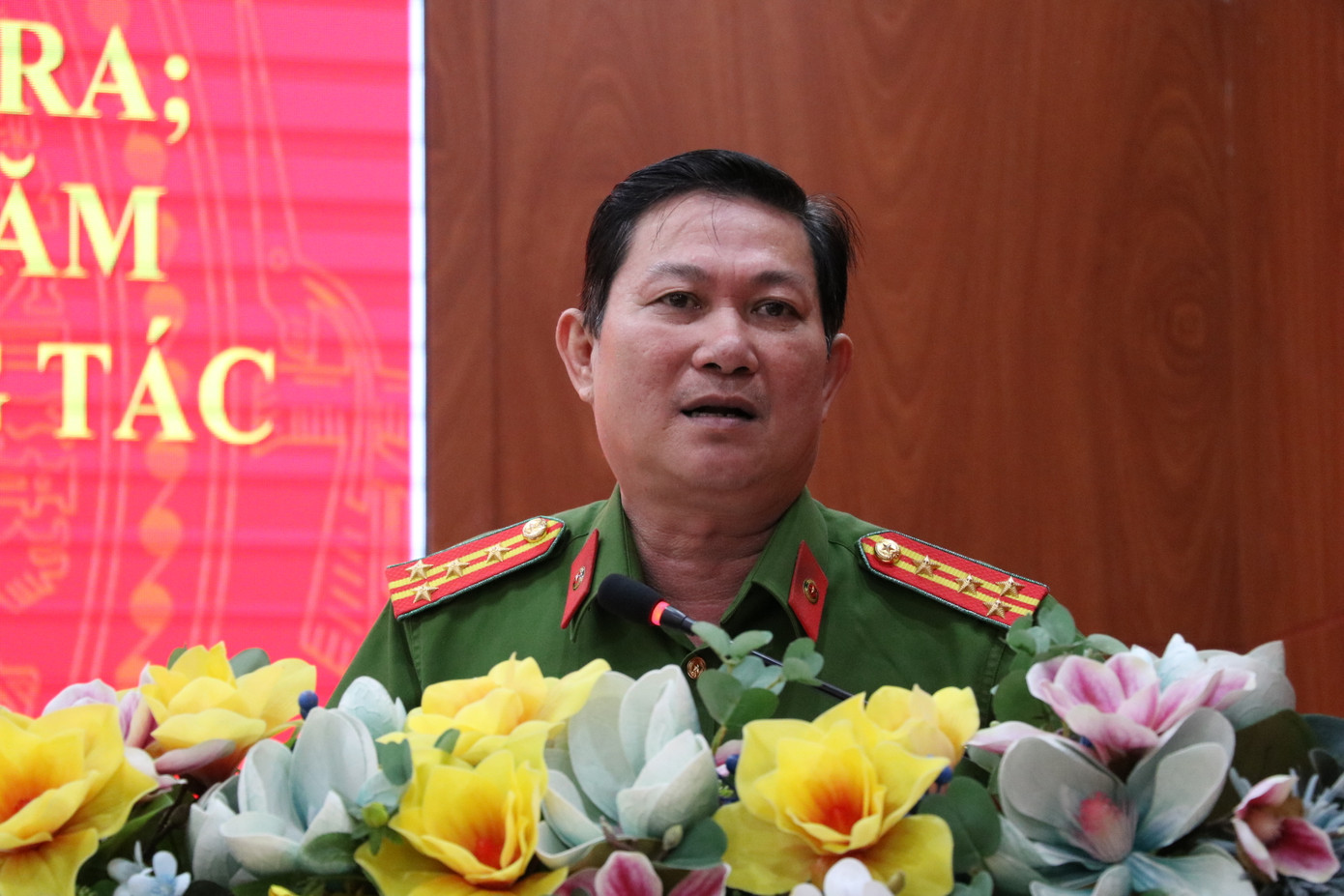 Đại tá Diệp Văn Thế - Phó Giám đốc Công an tỉnh Kiên Giang phát biểu tại hội nghị. Ảnh: CAKG.