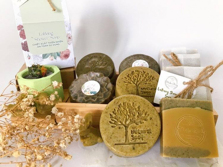 Sản phẩm xà phòng lá bàng của nhóm sinh viên Trường đại học Kiên Giang. Sản phẩm xà phòng lá bàng của nhóm sinh viên Trường đại học Kiên Giang.