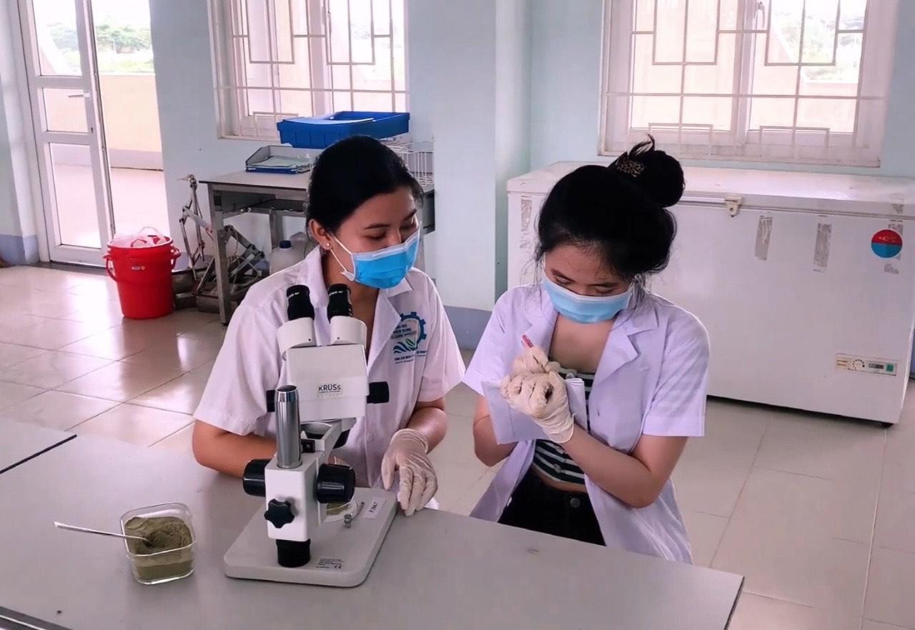 Nhóm sinh viên Trường Đại học Kiên Giang đã nghiên cứu và cho ra đời sản phẩm xà phòng từ lá bàng. Nhóm sinh viên Trường Đại học Kiên Giang đã nghiên cứu và cho ra đời sản phẩm xà phòng từ lá bàng.