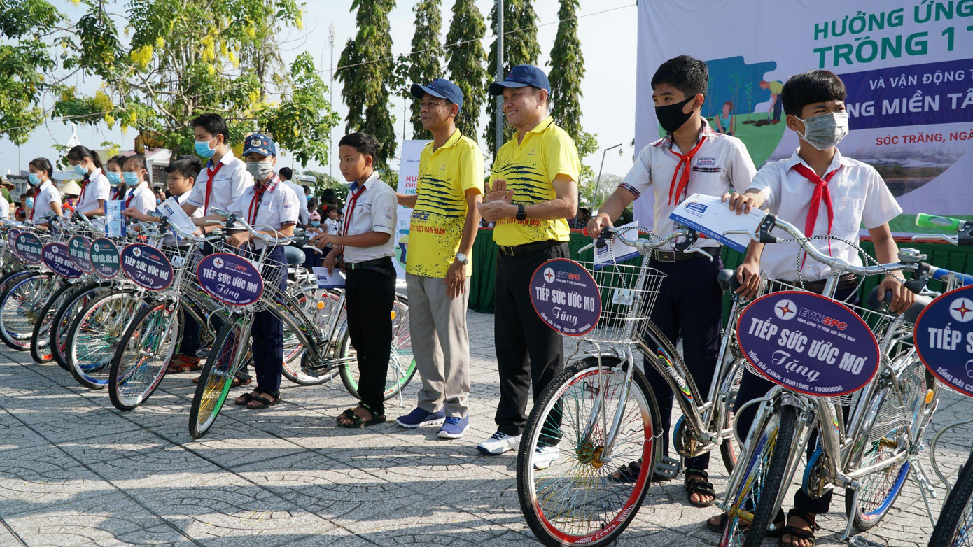 Tổng công ty Điện lực miền Nam và Công ty Điện lực Sóc Trăng đã trao 50 chiếc xe đạp