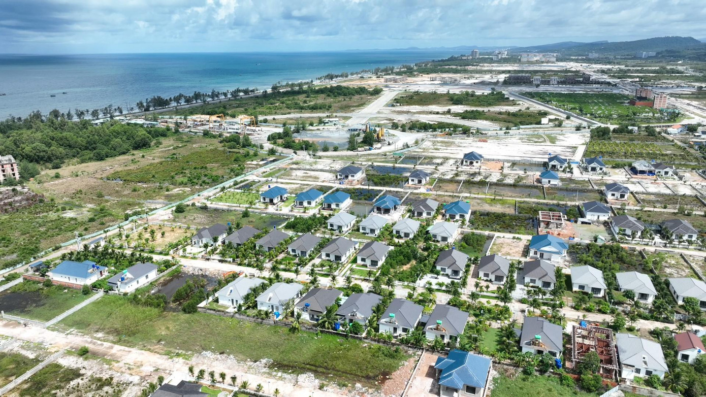 Các căn biệt thự còn lại, ngành chức năng Phú Quốc đang hoàn thiện các thủ tục cưỡng chế. Các căn biệt thự còn lại, ngành chức năng Phú Quốc đang hoàn thiện các thủ tục cưỡng chế.