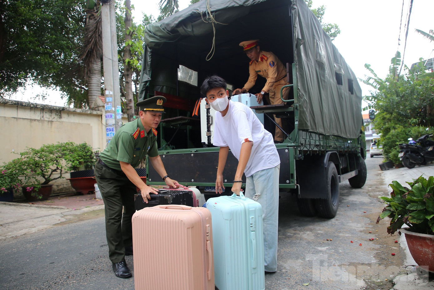 Các em thí sinh được Công an tỉnh Kiên Giang hỗ trợ đưa đón.